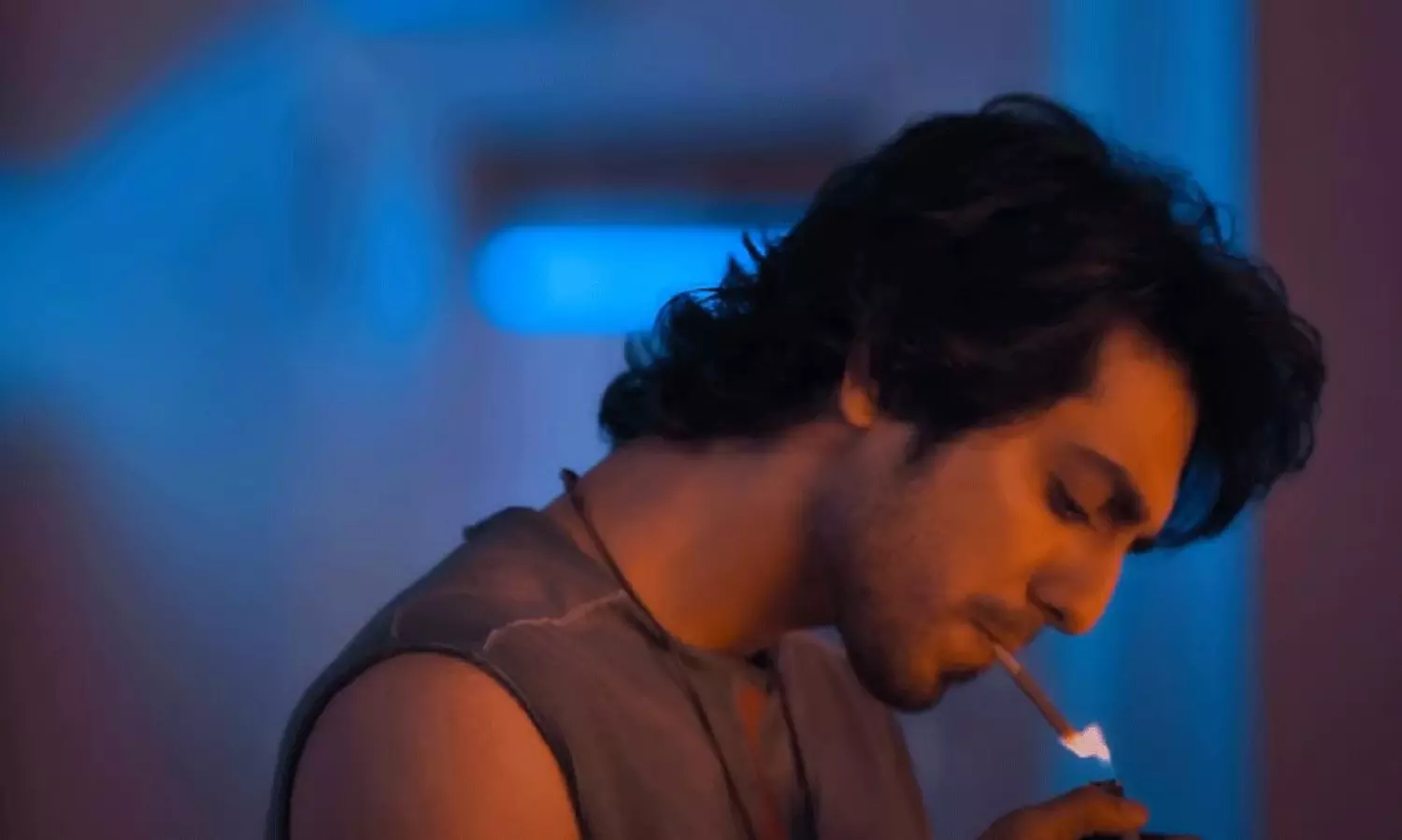 ఆల‌స్యంగా వ‌స్తాడు.. చైన్ స్మోక‌ర్ ఈ యంగ్ హీరో