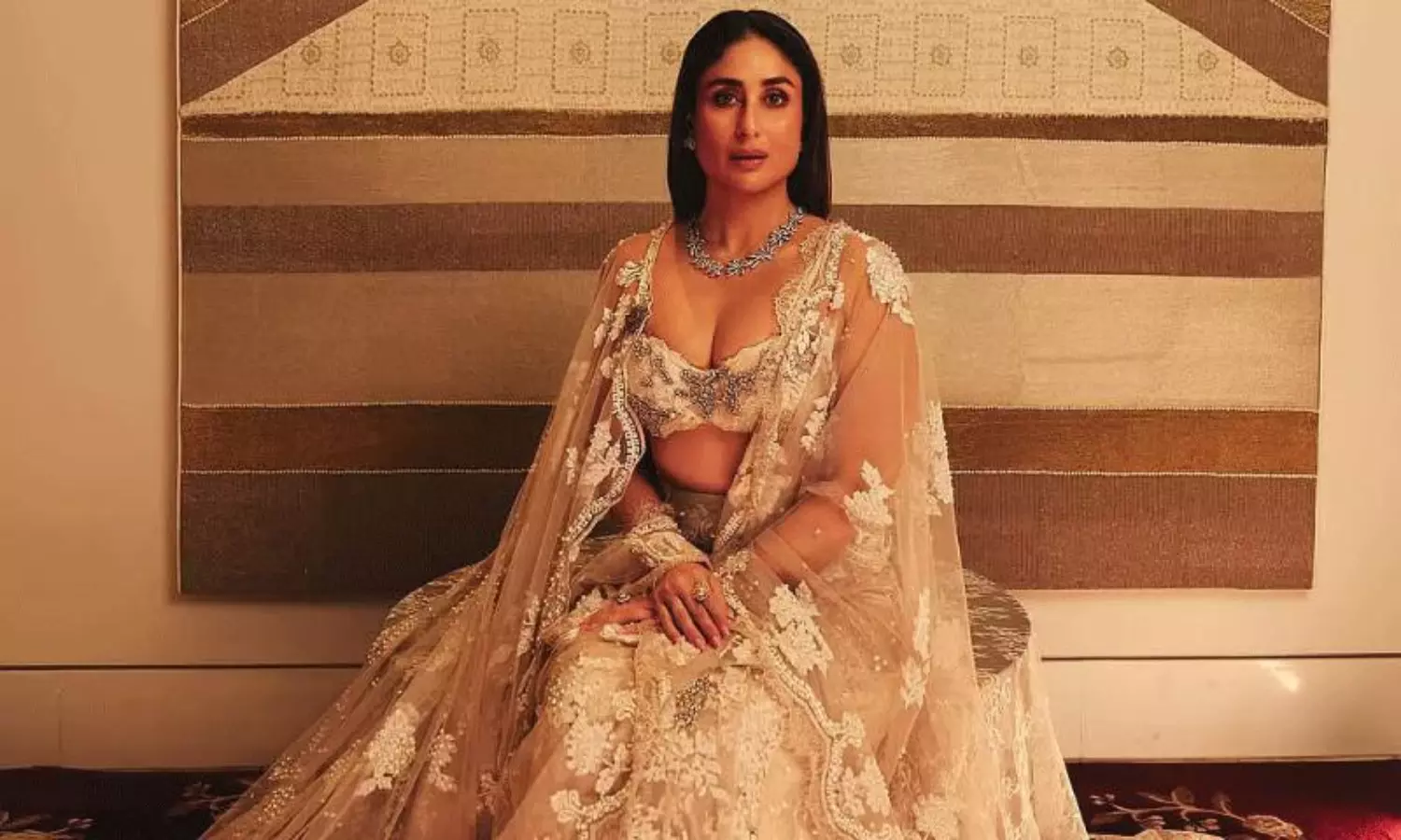 కుర్ర హీరోతో బెబో ముద్దులాట‌!