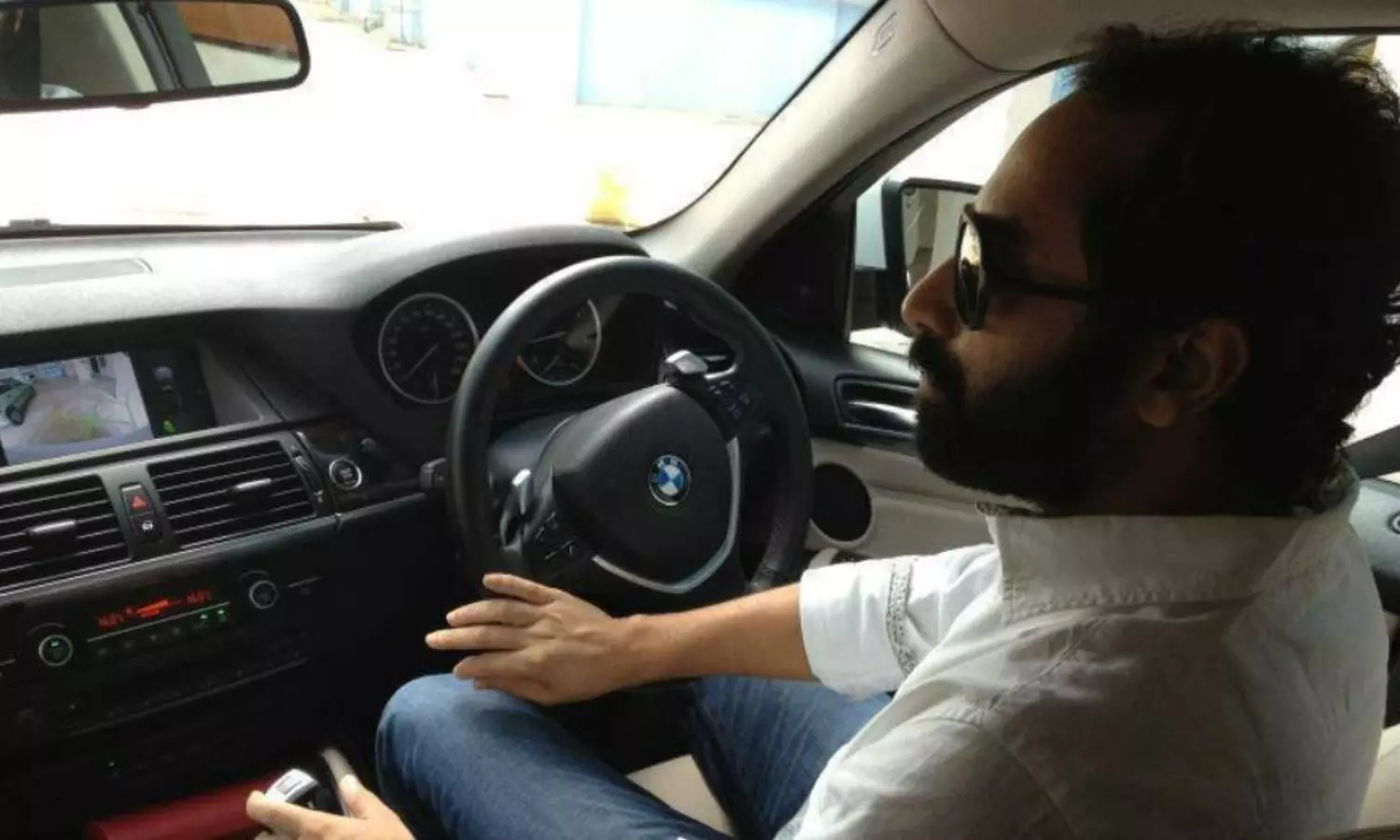 స్టార్ యాక్టర్ క్యాబ్ డ్రైవింగ్ డ్రీమ్స్..! స్టార్ యాక్టర్ క్యాబ్ డ్రైవింగ్ డ్రీమ్స్..!