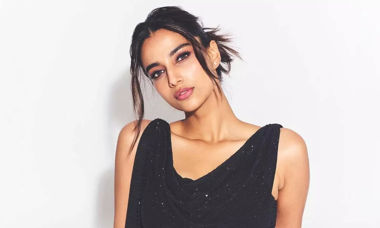 బ్లాక్ డ్రెస్‌లో మీనాక్షి చౌదరి అందాల మాయ