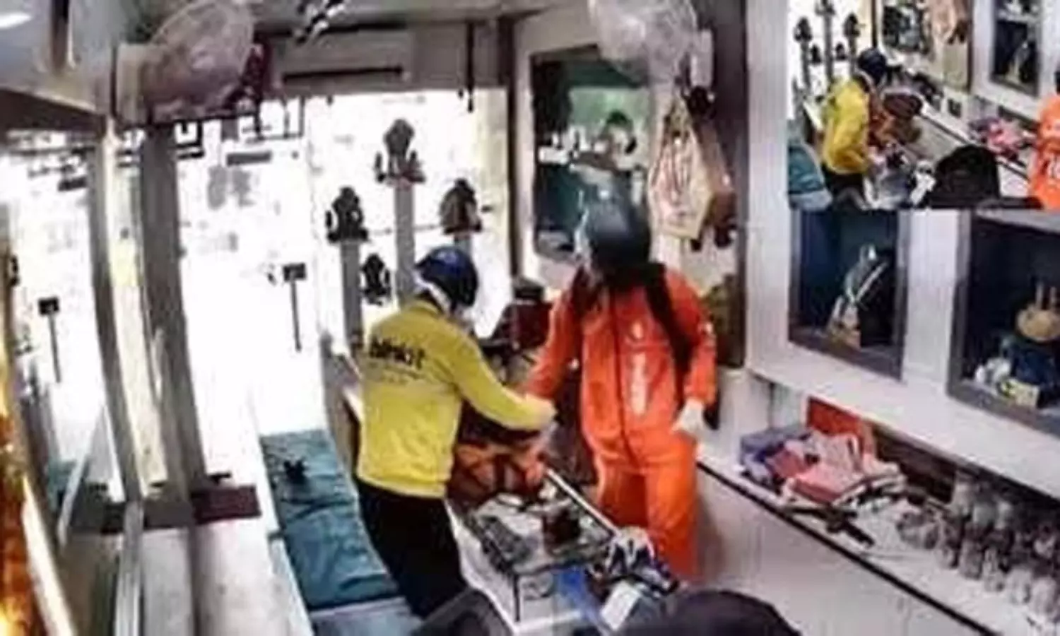 ఏం  దొంగలరా బాబు.. డెలవరీ బాయ్స్ గా వచ్చి దోచేశారు..