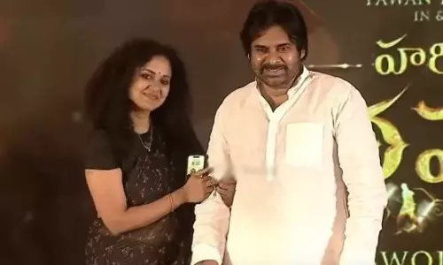 పవన్ కళ్యాణ్ తో ఫోటో.. స్టేజీపై నటి గంతులే గంతులు!