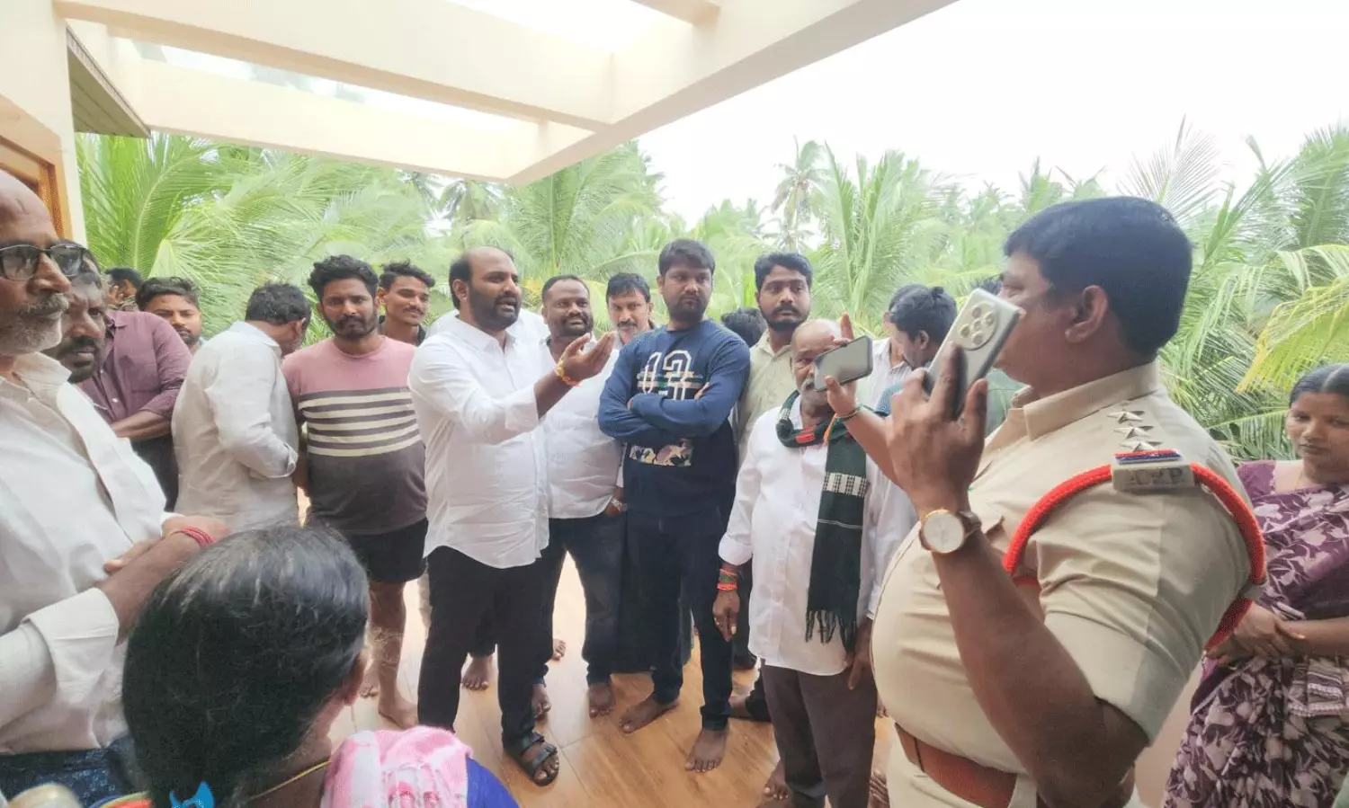 వైసీపీ మాజీ ఎమ్మెల్యే సోద‌రుల అరెస్టు: దెందులూరులో హైటెన్ష‌న్