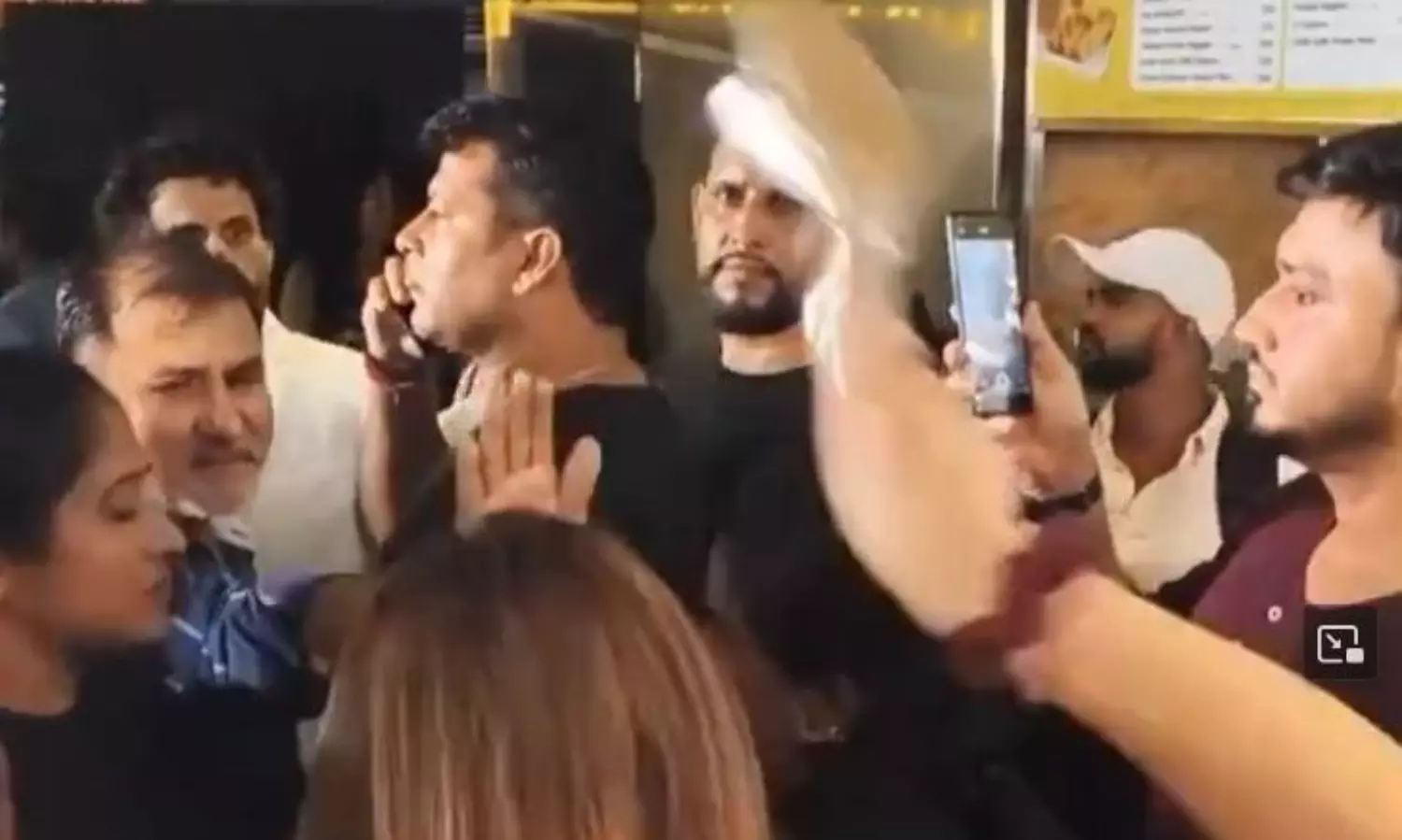 నిర్మాతను పబ్లిక్ గా చెప్పుతో కొట్టిన హీరోయిన్.. కారణమిదే..