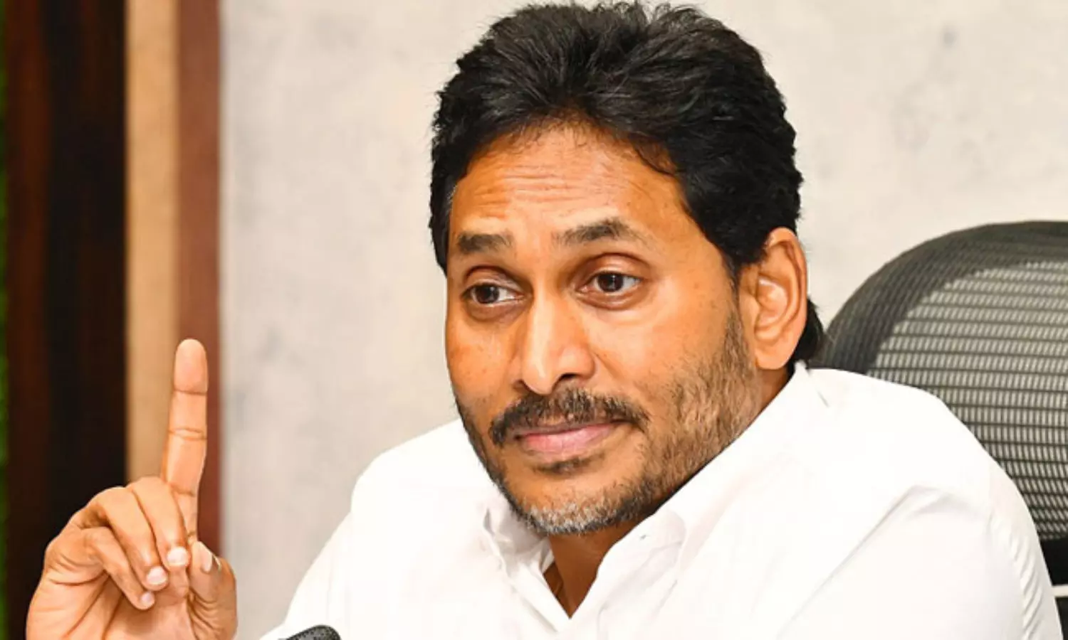 తాడేపల్లి ముఖం చూడని జగన్...అక్కడ సీరియస్ గానే ?