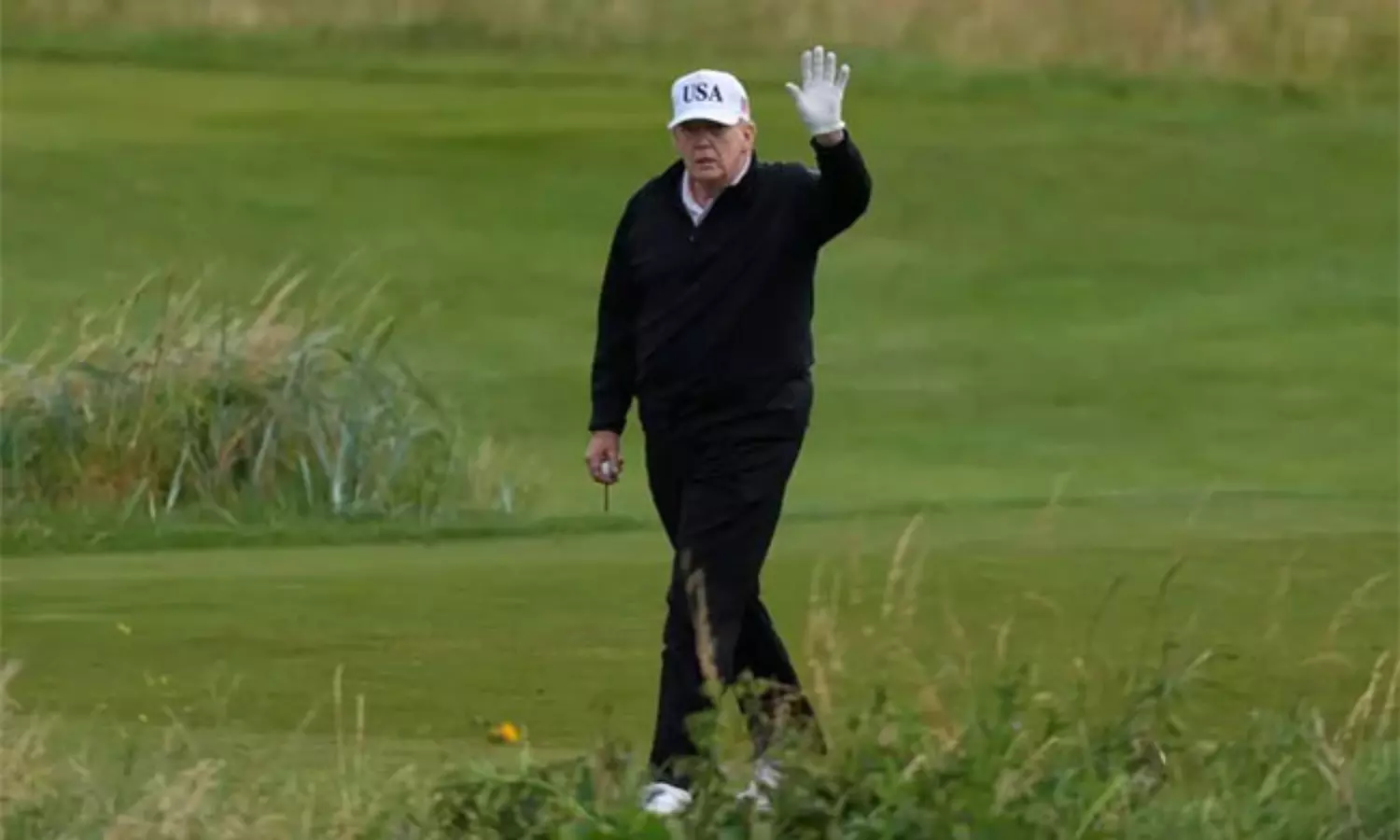 భారీ నిరసనల వేళ గోల్ఫ్ ఆడిన ట్రంప్... క్లబ్ ప్రచారం కోసమేనా? భారీ నిరసనల వేళ గోల్ఫ్ ఆడిన ట్రంప్... క్లబ్ ప్రచారం కోసమేనా?