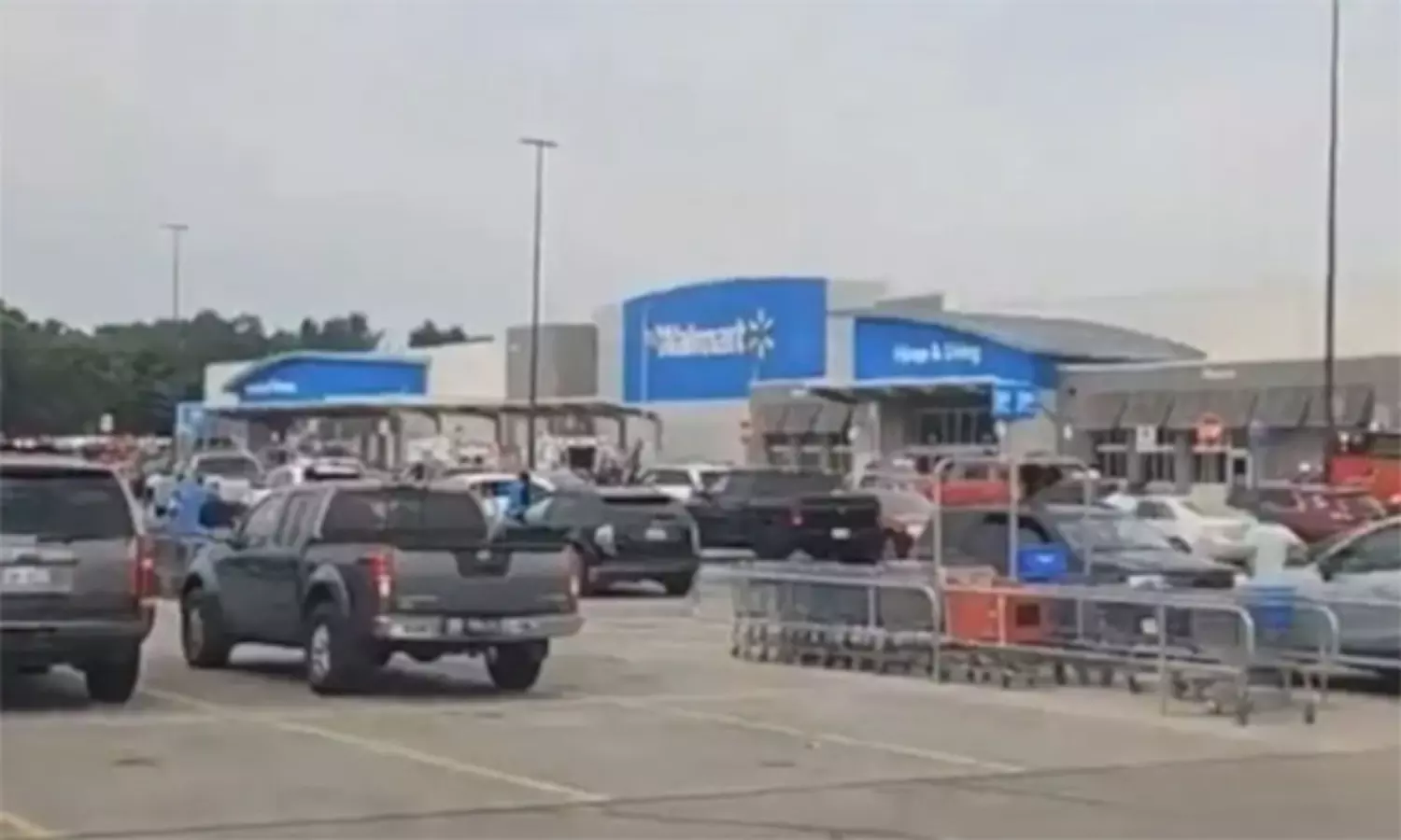 వాల్ మార్ట్ లో సామూహిక కత్తిపోట్లు... అసలేం జరిగింది? వాల్ మార్ట్ లో సామూహిక కత్తిపోట్లు... అసలేం జరిగింది?