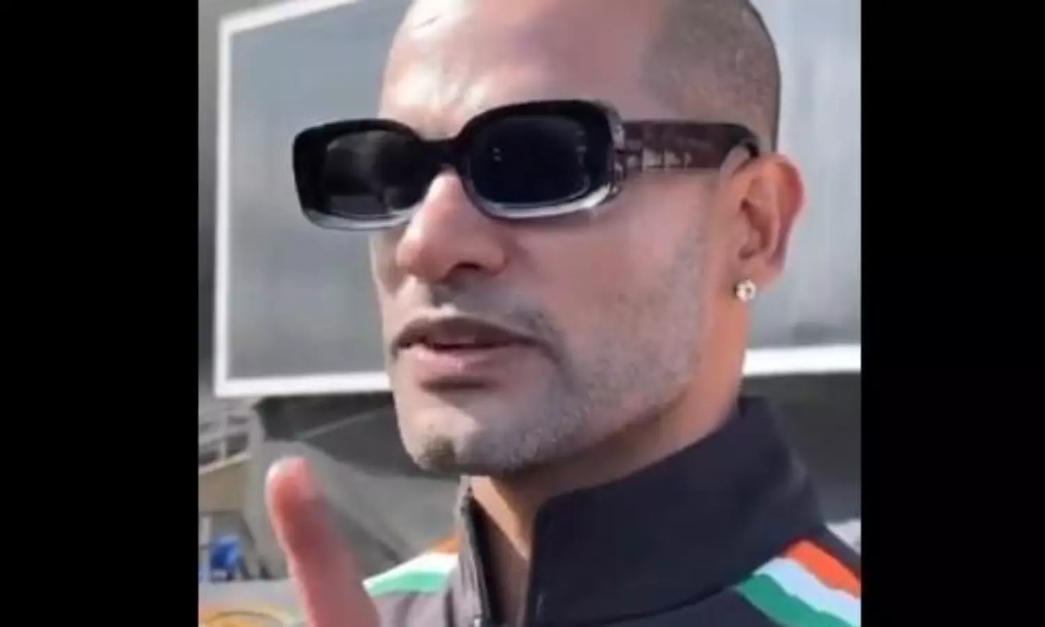 రిపోర్టర్ పై శిఖర్ ధావన్ కి అంత కోపం ఎందుకంటే.. వీడియో వైరల్! రిపోర్టర్ పై శిఖర్ ధావన్ కి అంత కోపం ఎందుకంటే.. వీడియో వైరల్!