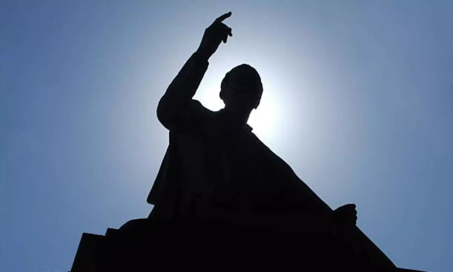 పాలిటిక్స్ లో సోలో హీరోలు కాలేరా ?