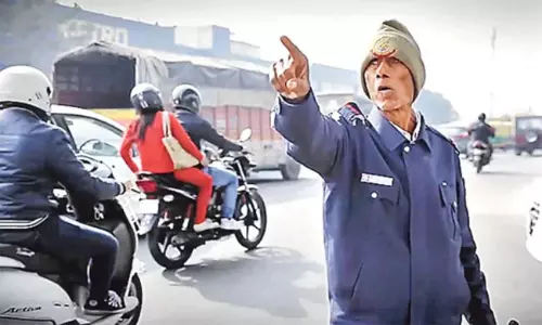 తన కుమరుడిలా మరొకరు  కావొద్దని... 32 ఏళ్లుగా ట్రాఫిక్‌  విధులు!