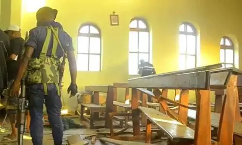 చర్చి ప్రాంగణంలో ఘాతుకం...  కాల్పుల్లో 21 మంది మృతి!