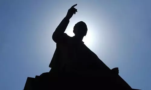 పాలిటిక్స్ లో సోలో హీరోలు కాలేరా ?