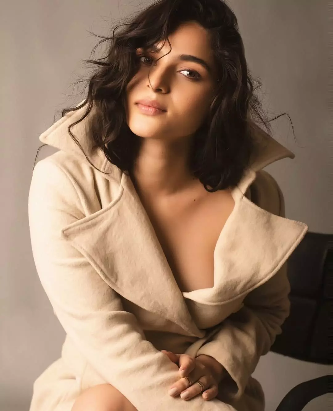 Kayadu Lohar Looks Classy in Simple Trench Coat Styling Kayadu Lohar Looks Classy in Simple Trench Coat Styling