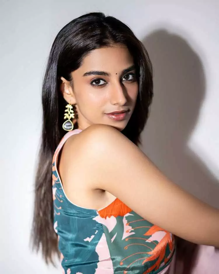 Meenakshi Chaudhary Looks Like Athiloka Sundari in Saree