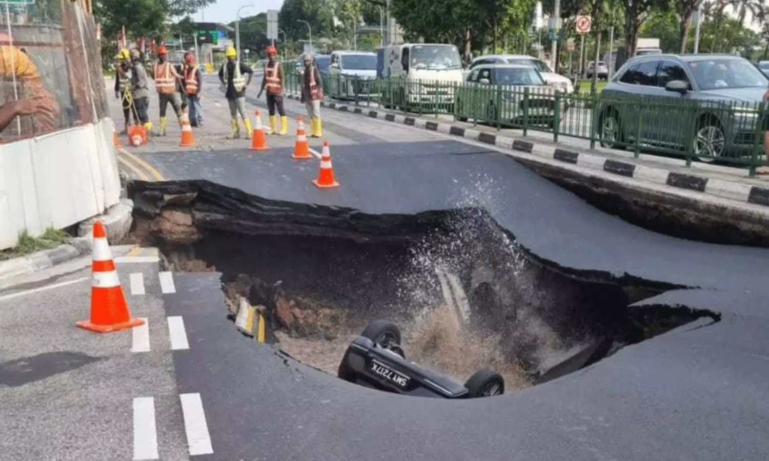 ఉన్నపలంగా కారును మింగేసిన రోడ్డు.. షాకింగ్  వీడియో!