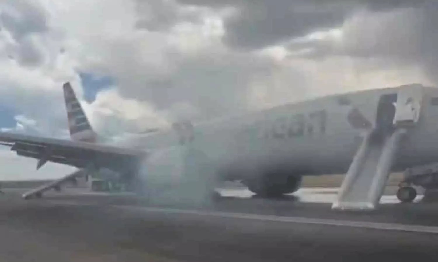 టేకాఫ్‌  అవుతుండగా విమానంలో మంటలు... వీడియో వైరల్!