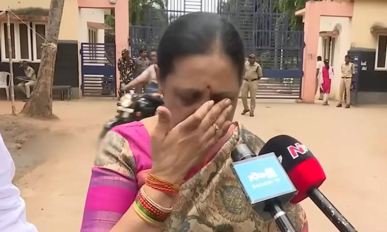 టెర్రరిస్టులా చూస్తున్నారు.. కంటతడి పెట్టిన మిథున్ రెడ్డి తల్లి