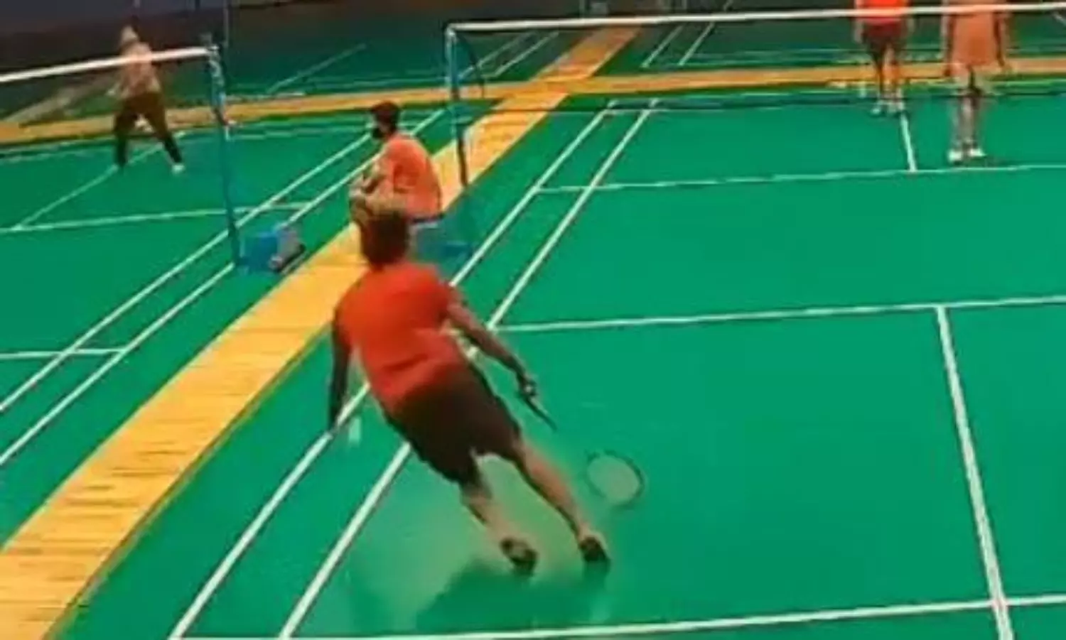 షటిల్‌ ఆడుతూ గుండెపోటుతో యువకుడి మృతి.. షాకింగ్ వీడియో!