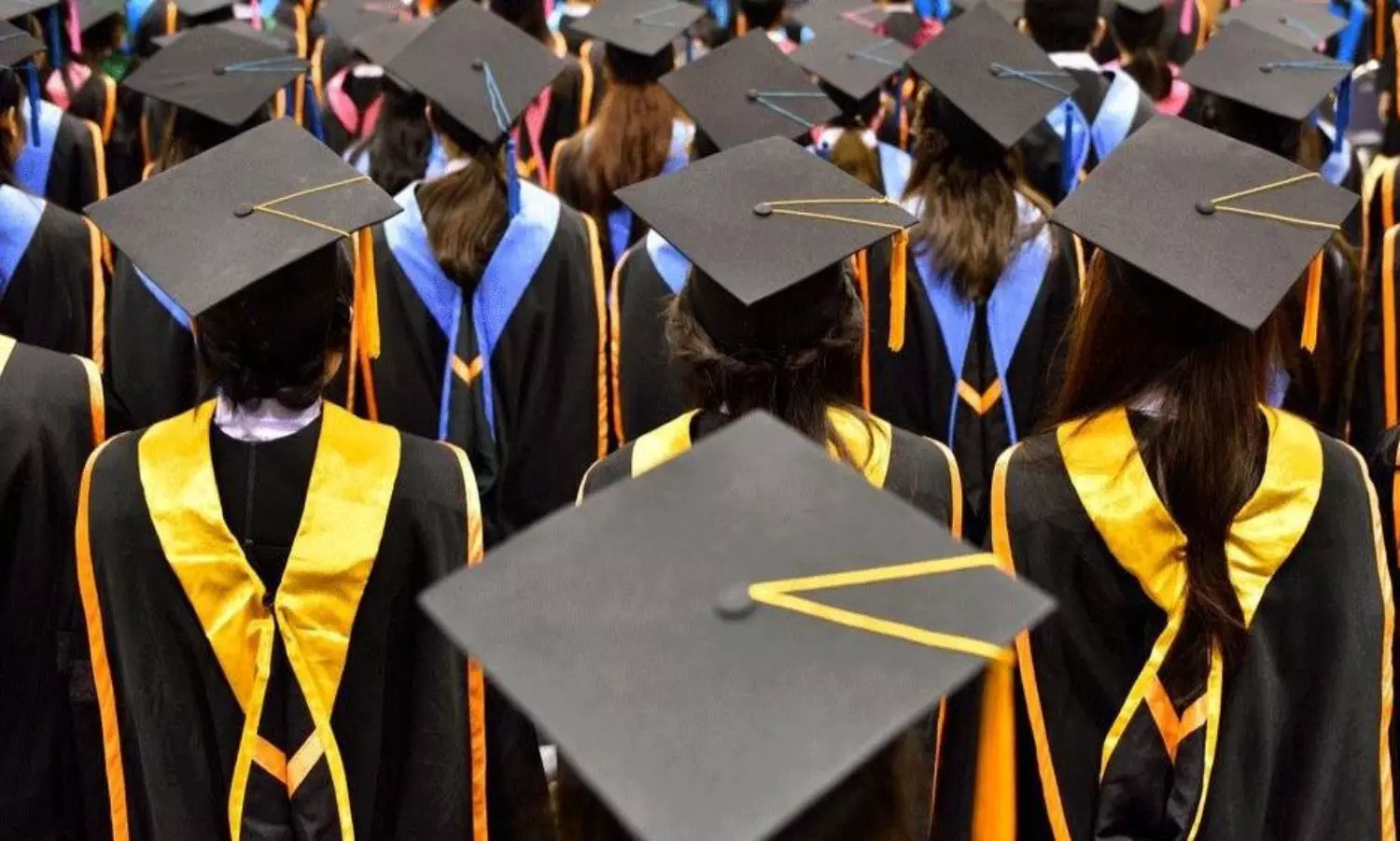 అమెరికాలో భారతీయ విద్యార్థులకు ఈ ఏడాది కఠిన సవాళ్లు అమెరికాలో భారతీయ విద్యార్థులకు ఈ ఏడాది కఠిన సవాళ్లు