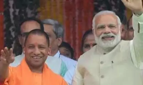 మోడీ పక్కనే యోగీ...ఇమేజ్ అలాంటిది !