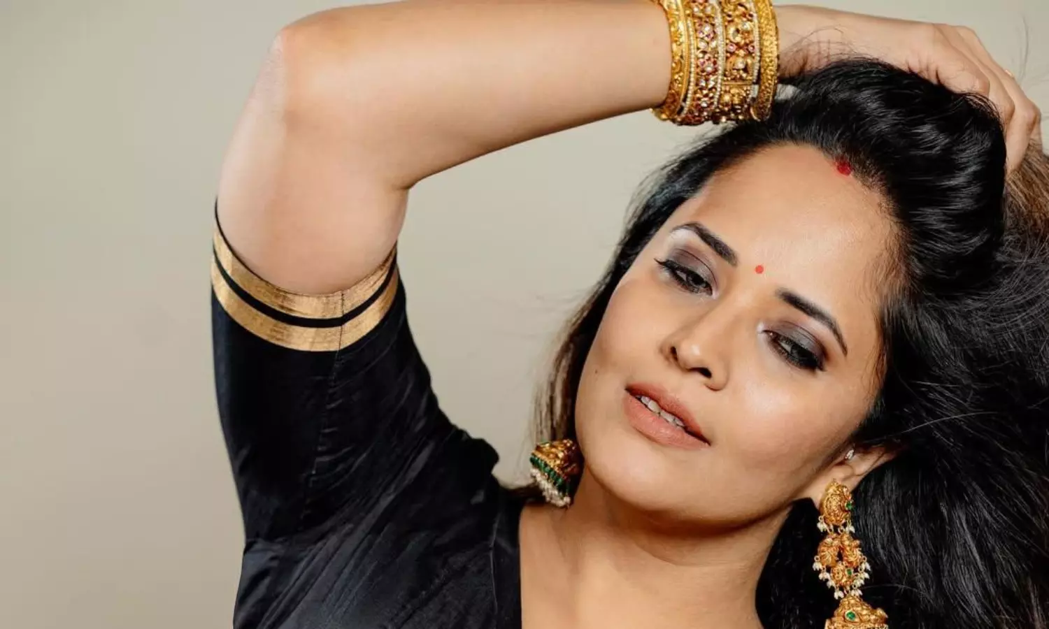 చీరకట్టులో అనసూయ.. స్టన్నింగ్ స్టిల్స్! చీరకట్టులో అనసూయ.. స్టన్నింగ్ స్టిల్స్!