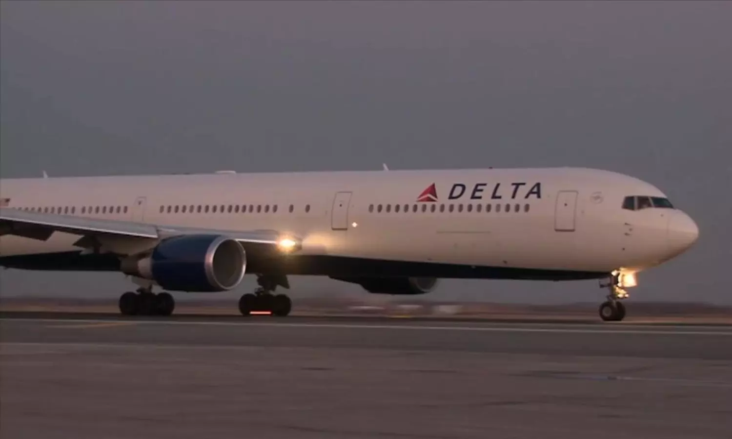 భారత సంతతికి చెందిన  డెల్టా కో-పైలట్  అరెస్టు.. ఏమి చేశాడంటే..!