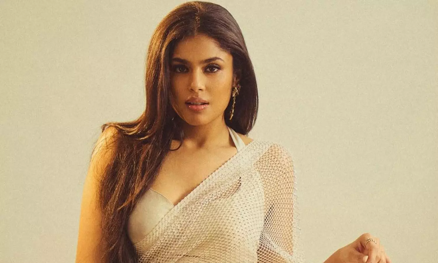 మత్స్య కన్యగా ఫరియా అబ్దుల్లా.. చీరలో చిలిపితనం! మత్స్య కన్యగా ఫరియా అబ్దుల్లా.. చీరలో చిలిపితనం!