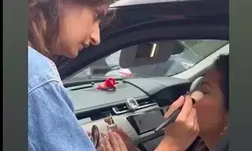 మేక‌ప్ ఆర్టిస్ట్ తో రోడ్డు ప‌క్క‌న రాశీ కుస్తీలు