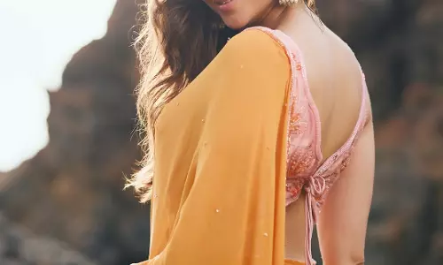 Aamna Sharif In Yellow Saree Is Lifetime To Come
