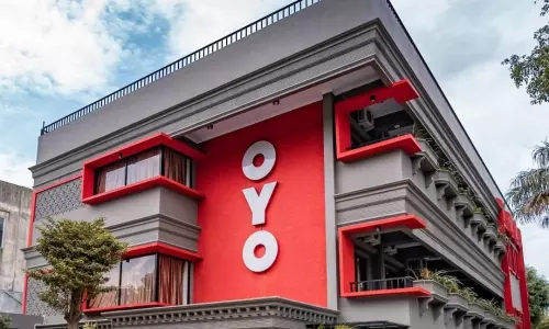 హోటల్ లో దొరికిన భార్య.. నగ్నంగా పరుగెత్తిన ప్రియుడు.. ట్విస్ట్ ఏమిటంటే..!