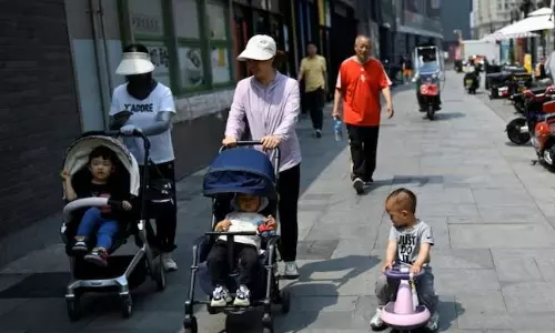 పిల్లలను కంటే బంపరాఫర్.. ఏడాదికి రూ.42,000