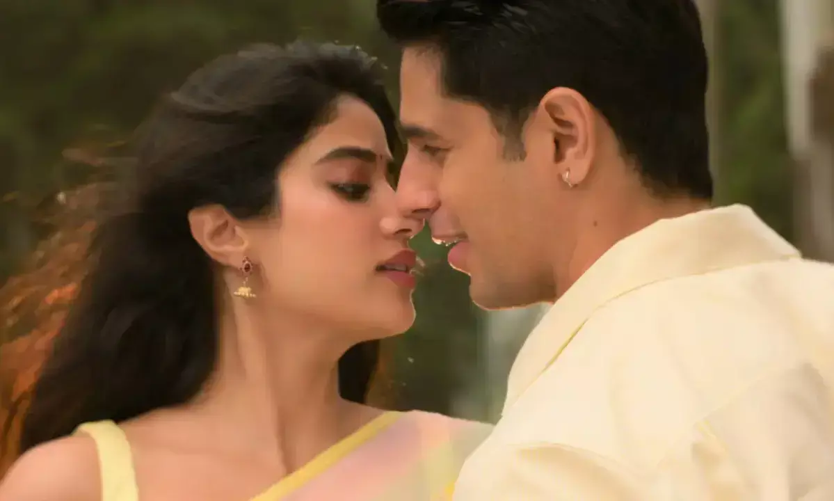 Janhvi Kapoor sets screens on fire in romantic song! Janhvi Kapoor sets screens on fire in romantic song!