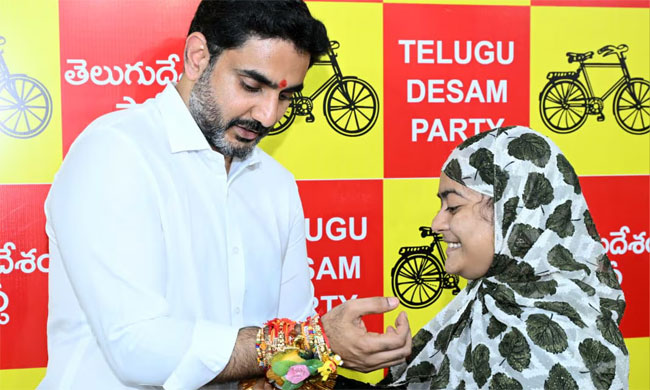 రక్షాబంధన్ ...లోకేష్ శ్రీరామరక్ష ! | Nara Lokesh Turns Brother to ...