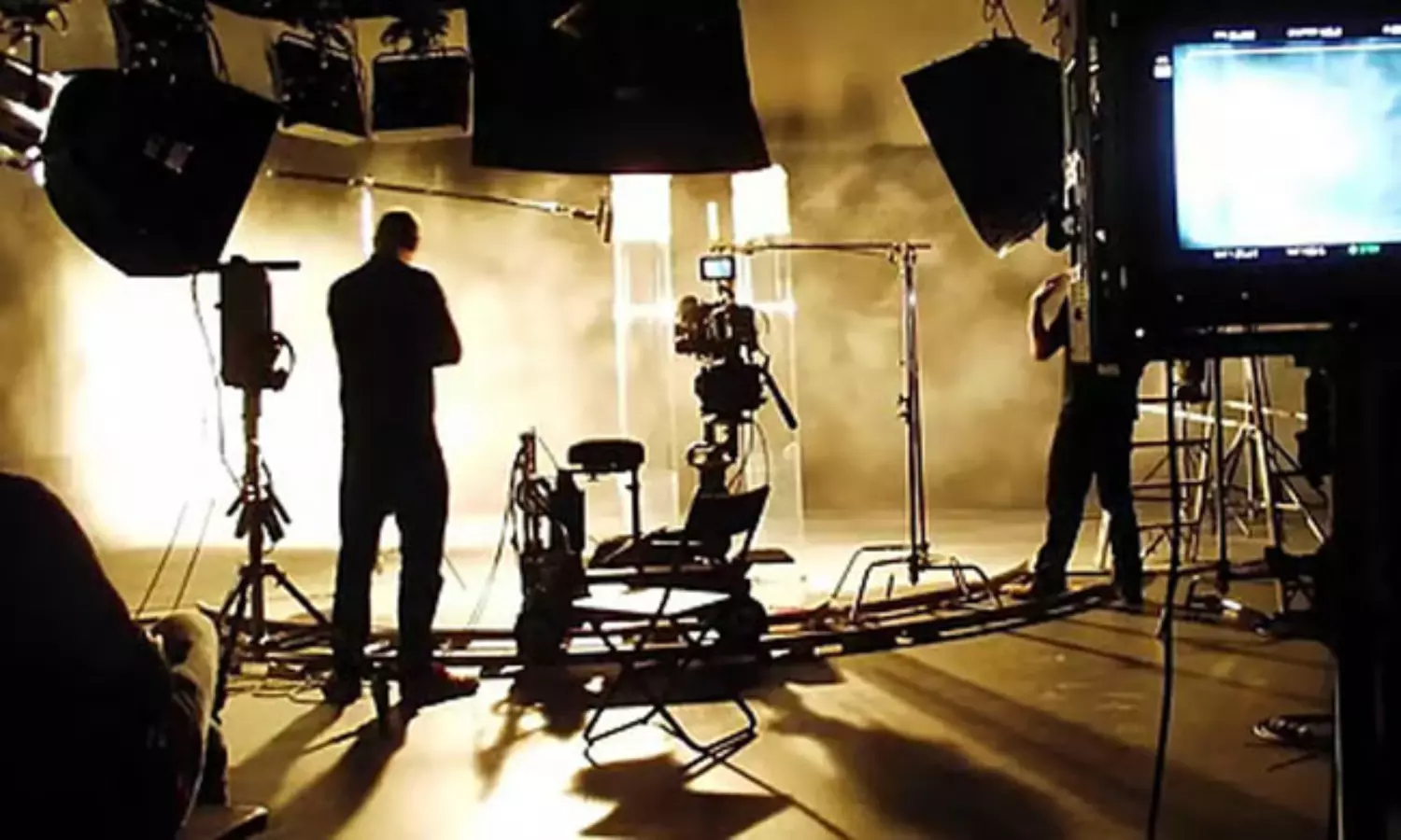 రోజుకు 1.5 కోట్లు నష్టం.. కోర్టు నోటీసులే కొంప ముంచాయా? రోజుకు 1.5 కోట్లు నష్టం.. కోర్టు నోటీసులే కొంప ముంచాయా?