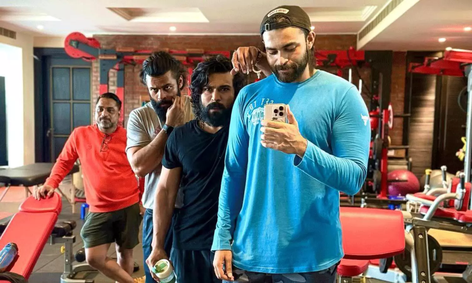 వైరల్: జిమ్‌లో మెగా హీరోల రేర్‌ మూమెంట్‌