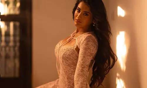 Rashi Sing Glows in Floor Snap