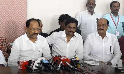 ప్ర‌ముఖ నిర్మాత‌పై కార్మిక ఫెడ‌రేష‌న్ గుస్సా