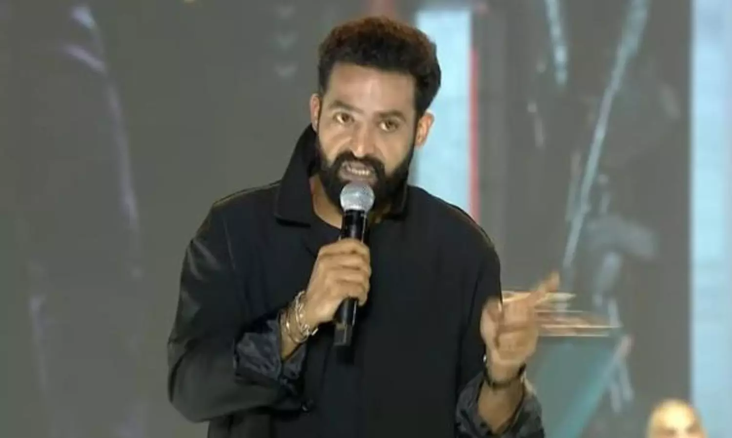 వార్ 2 ప్రీరిలీజ్‌: ఫ్యాన్స్‌పై ఎన్టీఆర్ కోపం దేనికి?