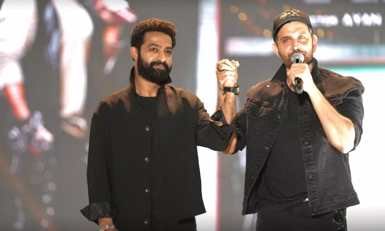 హృతిక్ కి ఆ సీక్రెట్ చెప్పిన ఎన్టీఆర్ !