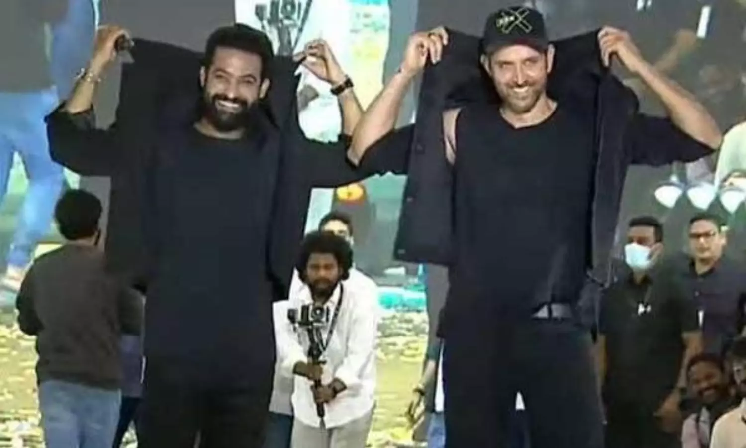 ఎన్టీఆర్ (X) హృతిక్: కాల‌ర్ ఎగ‌రేస్తే 1000 కోట్లు?