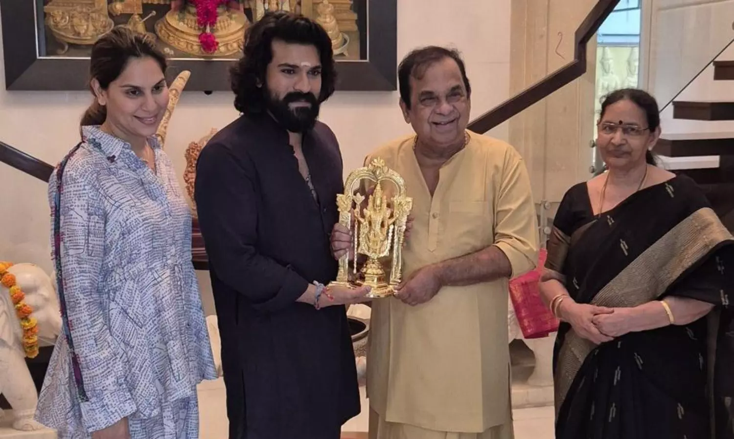 బ్రహ్మానందం ఇంటికి చరణ్, ఉప్సీ.. స్పెషల్ ఏంటంటే? బ్రహ్మానందం ఇంటికి చరణ్, ఉప్సీ.. స్పెషల్ ఏంటంటే?