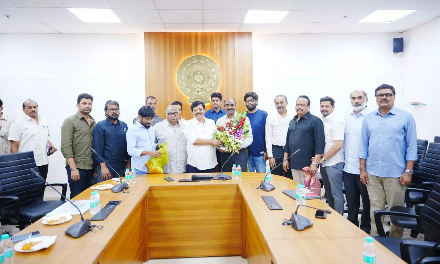 సినిమాటోగ్రఫీ మినిస్టర్ ను కలిసిన నిర్మాతలు.. దిల్ రాజు కనపడలేదే!