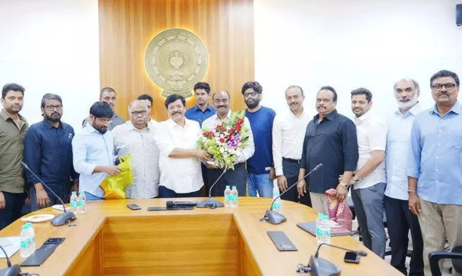 మంత్రితో నిర్మాతల భేటీ అందుకేనా.. ఇలా ట్విస్ట్ ఇచ్చావేంటి వంశీ!