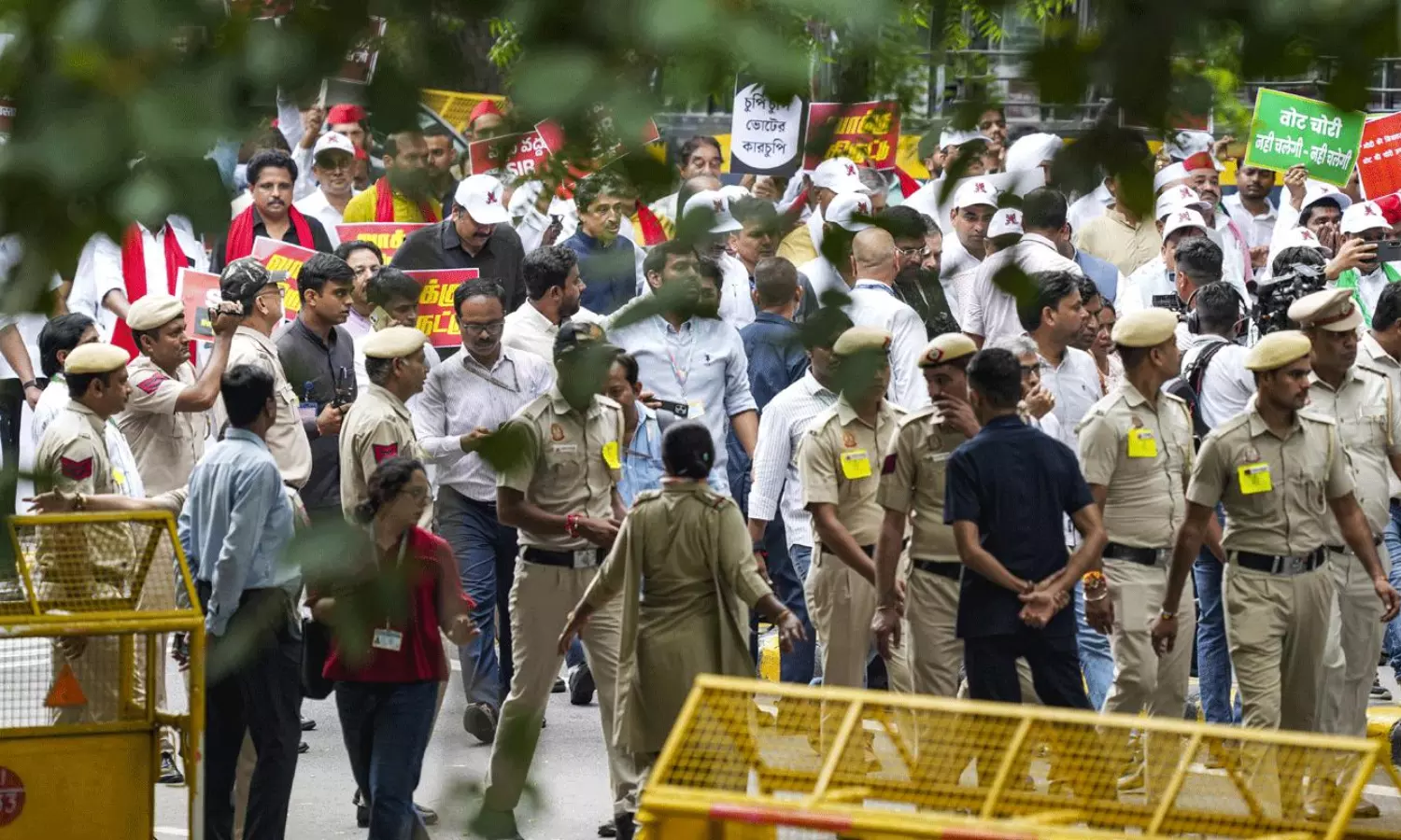 ఢిల్లీలో సంచలనం.. విపక్ష ఎంపీలపై లాఠీ చార్జీకి యత్నం!? ఢిల్లీలో సంచలనం.. విపక్ష ఎంపీలపై లాఠీ చార్జీకి యత్నం!?