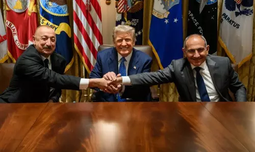 త్రివిక్ర‌మ్ ట్రంప్ ... అ.. ఆ.. స్క్రిప్ట్... ర‌ష్యా చెవిలో జోరీగ‌