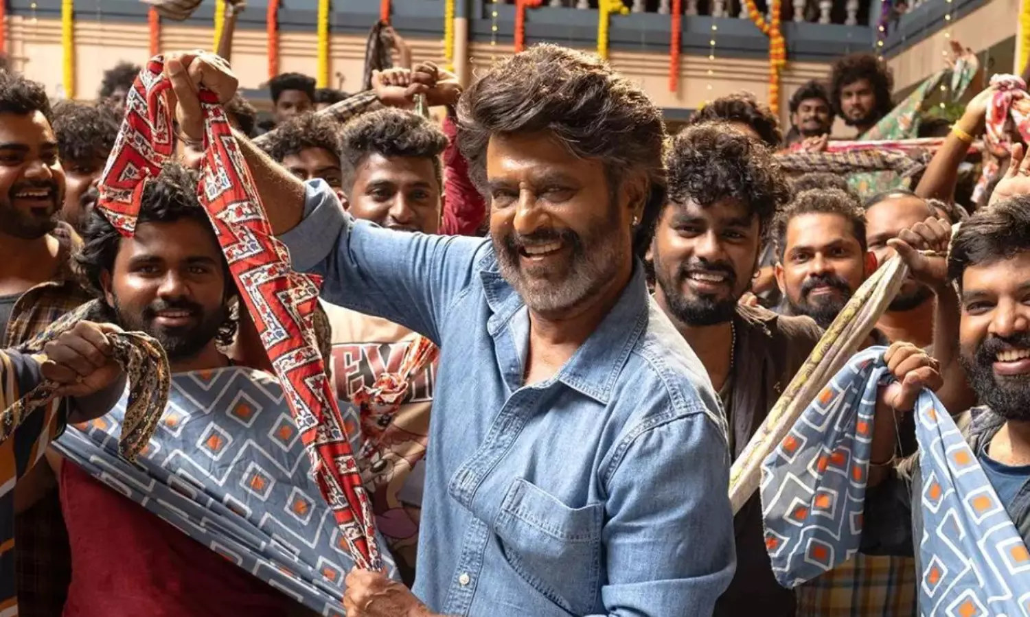 కూలీకి ఇంత క్రేజ్ ఏంటి.. హాలిడే కాదు.. ఏకంగా అలాంటి పని చేస్తున్న కంపెనీలు!