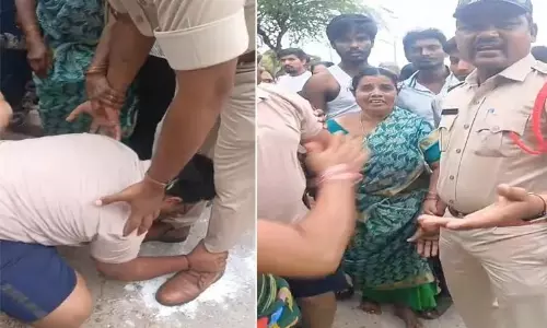 పులివెందుల‌లో పోలీసుల కాళ్లు ప‌ట్టుకున్న ఓట‌ర్లు.. రీజ‌నేంటి?