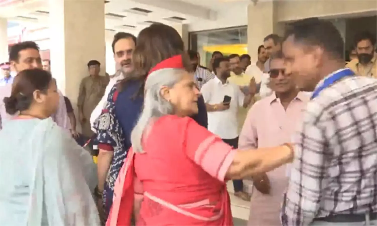 అగ్ర హీరోయిన్లు ర‌చ్చ‌కెక్క‌డం వెన‌క పాత క‌క్ష‌లు