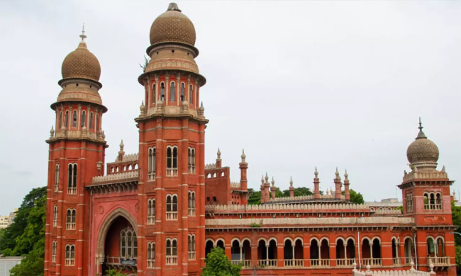 మహిళను చేయిపట్టుకొని లాగితే.. మద్రాస్ హై కోర్టు సంచలన తీర్పు..