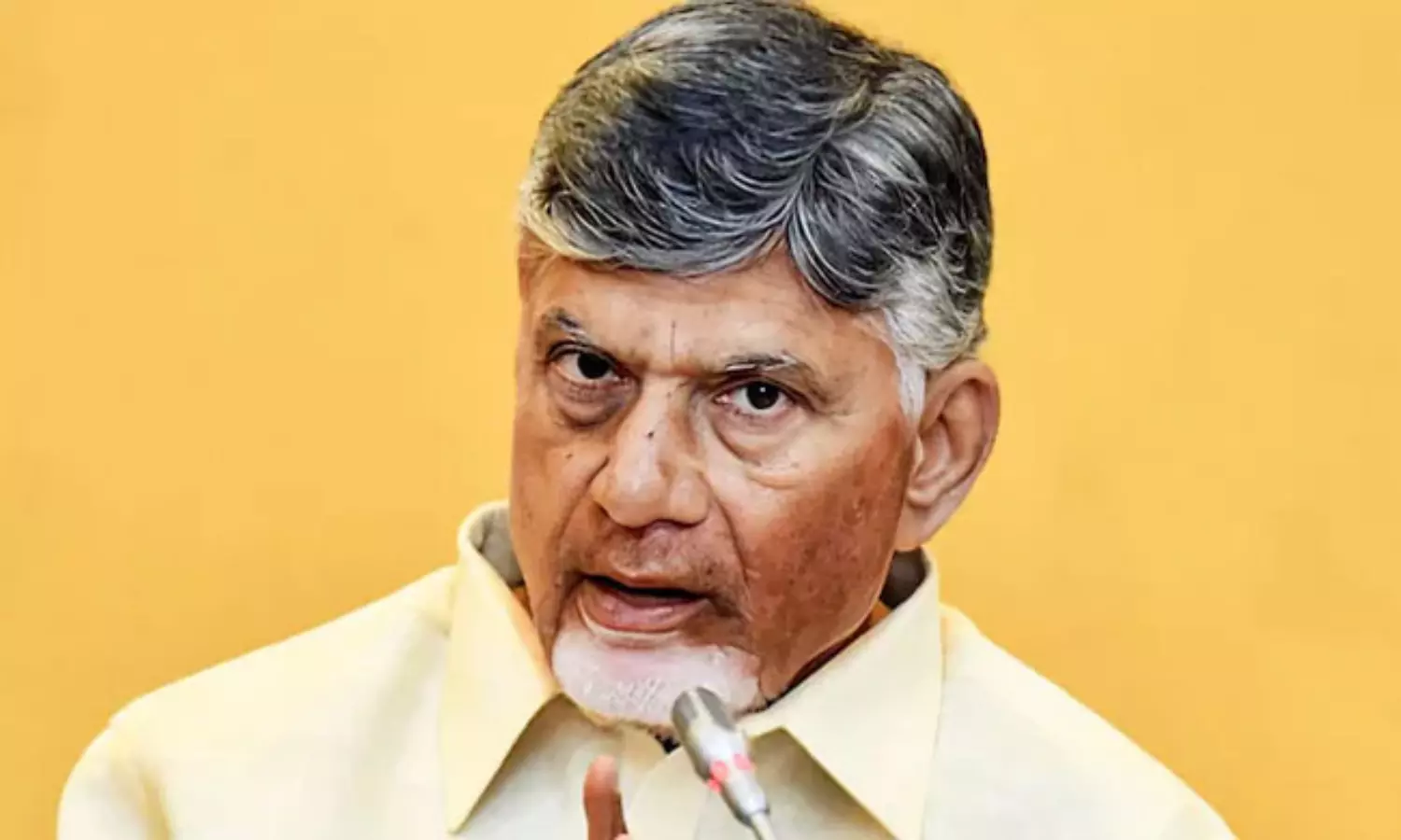 బాబు గురించి జగన్ ఇలా పవన్ అలా ! బాబు గురించి జగన్ ఇలా పవన్ అలా !